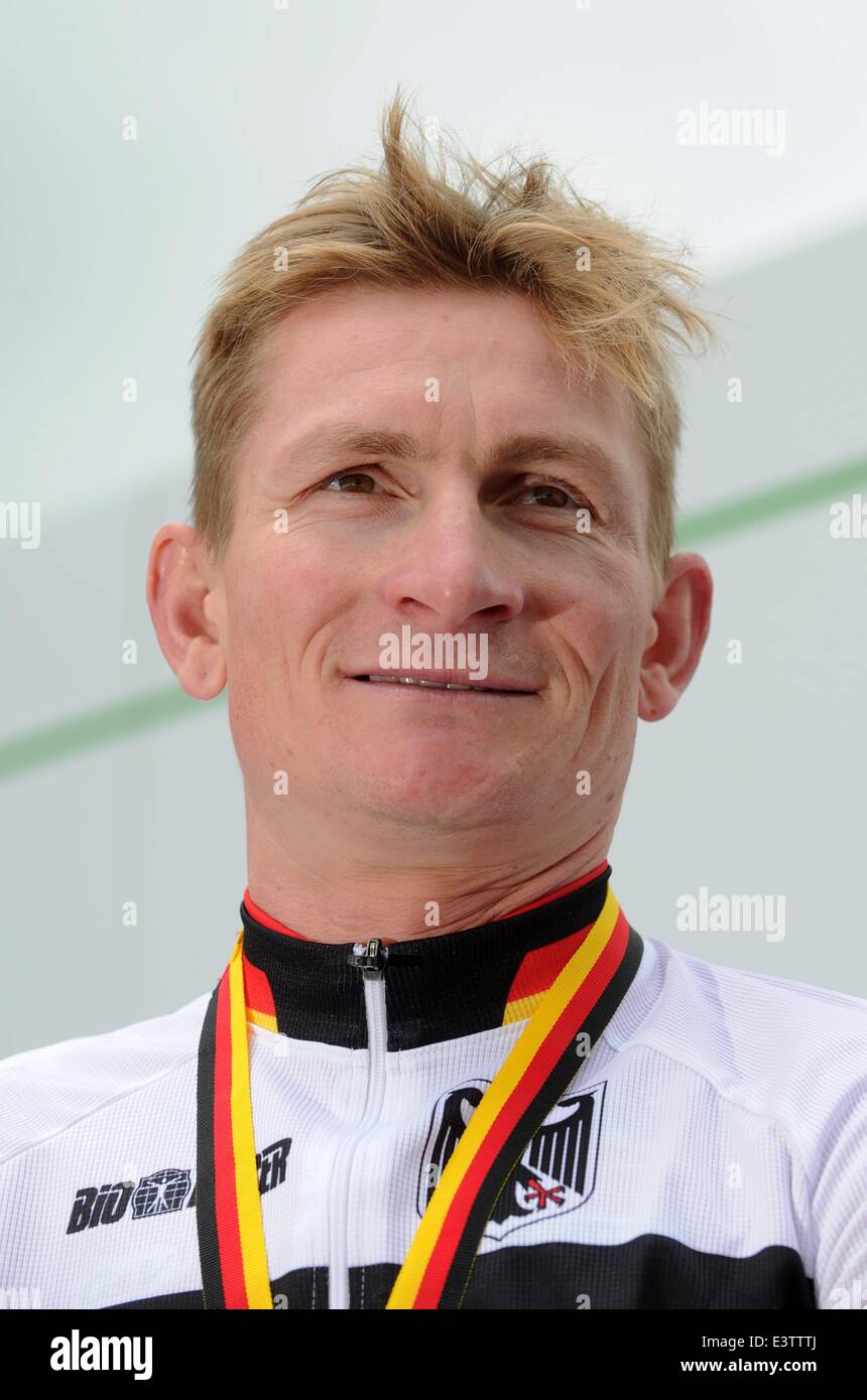 Vincitore André Greipel sorrisi sul podio al 'Deutsche Strassen-Radmeisterschaften' (lit. Il tedesco street cycling championships). Foto: UWE ZUCCHI/dpa Foto Stock