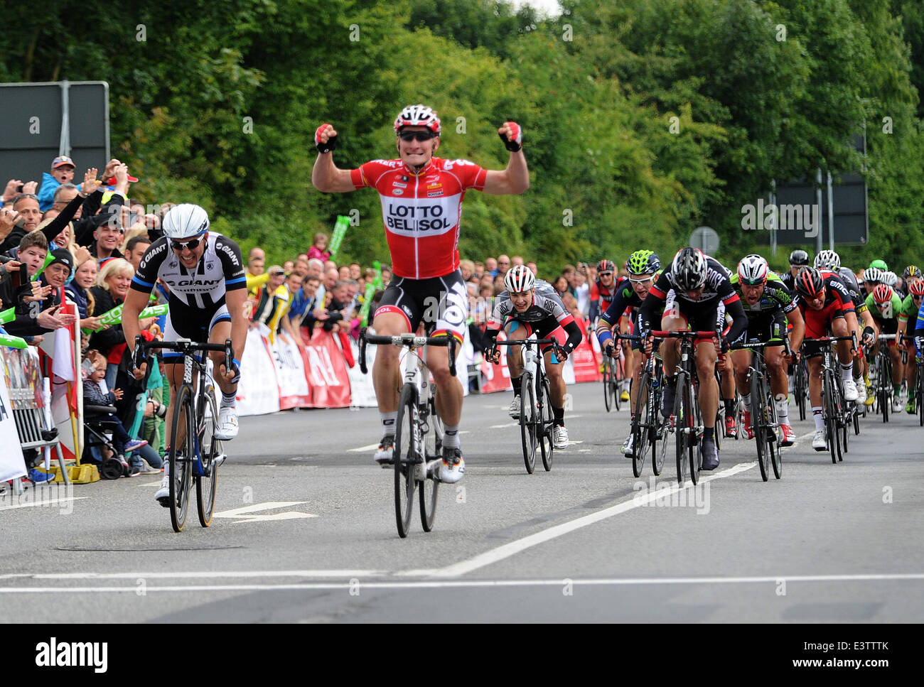 André Greipel (2-L) vince contro John Degenkolb (L) alla 'Deutsche Strassen-Radmeisterschaften' (lit. Il tedesco street cycling championships). Foto: UWE ZUCCHI/dpa Foto Stock