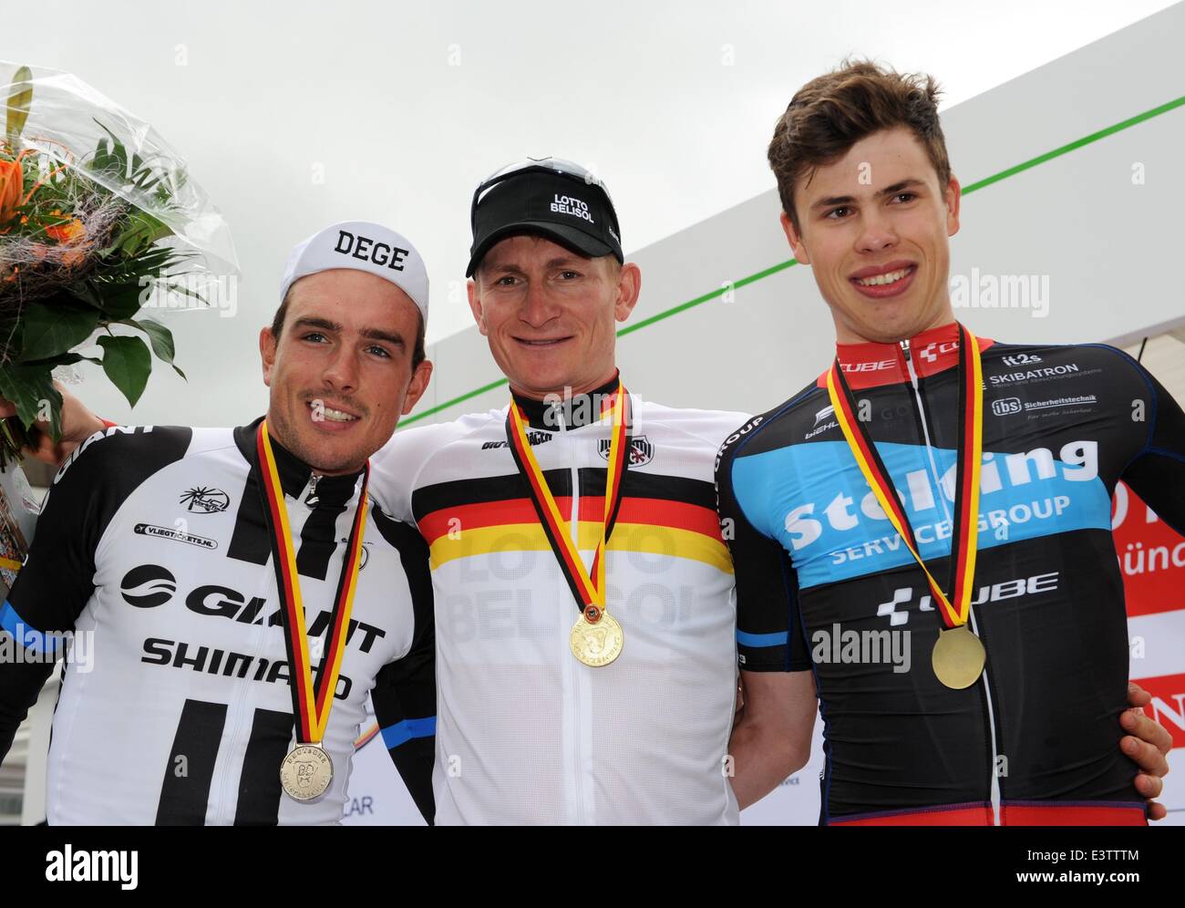 Vincitore André Greipel (C) pone con John Degenkolb (L) e terzo posto Phil Bauhaus sul podio al 'Deutsche Strassen-Radmeisterschaften' (lit. Il tedesco street cycling championships). Foto: UWE ZUCCHI/dpa Foto Stock