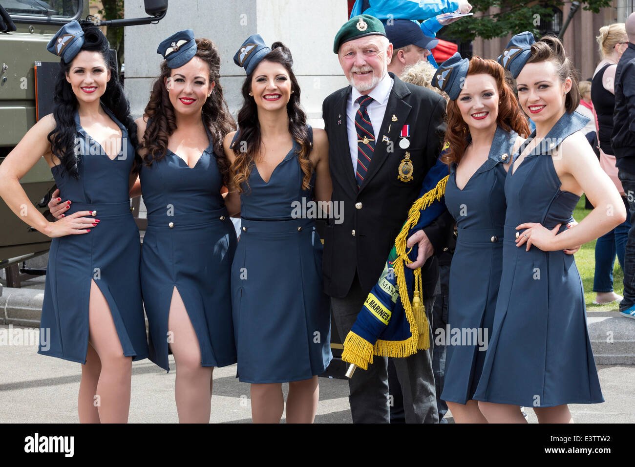 Glasgow, Regno Unito. Il 29 giugno, 2014. Più di 1200 personale di servizio, incluso il passato, i pensionati e i veterani hanno preso parte a Glasgow la parata annuale e la celebrazione delle Forze Armate giorno attraverso il centro della città e infine assemblati in George Square. La sfilata è stato guidato dalla banda dei Royal Marines ed è stato incoraggiato da molti ben wishers lungo il percorso. Credito: Findlay/Alamy Live News Foto Stock