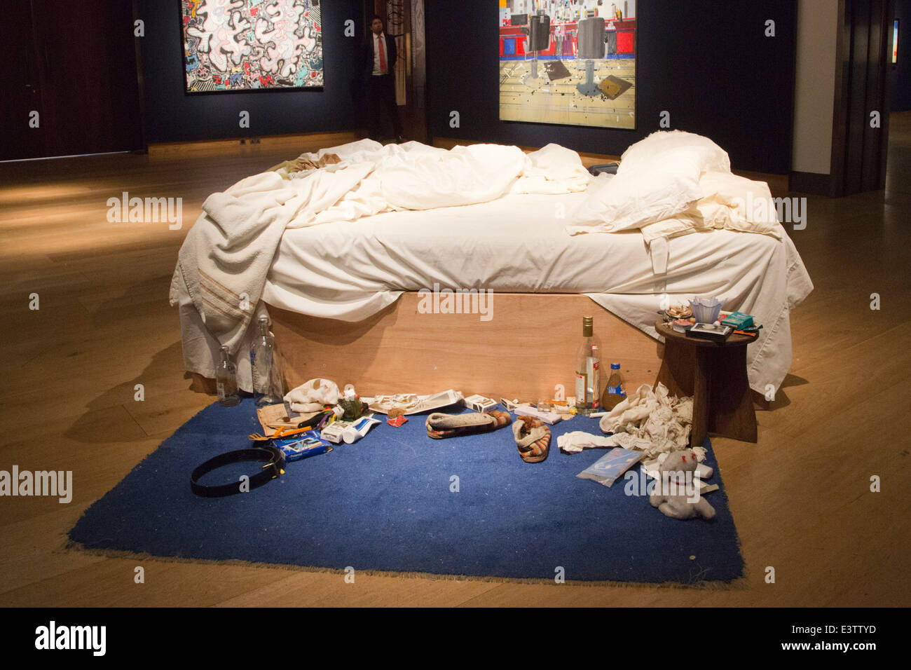 Tracey Emin pone con la sua famosa opera 'My Bed" (1998) di Christie's, Londra, prima di un'asta. Foto Stock