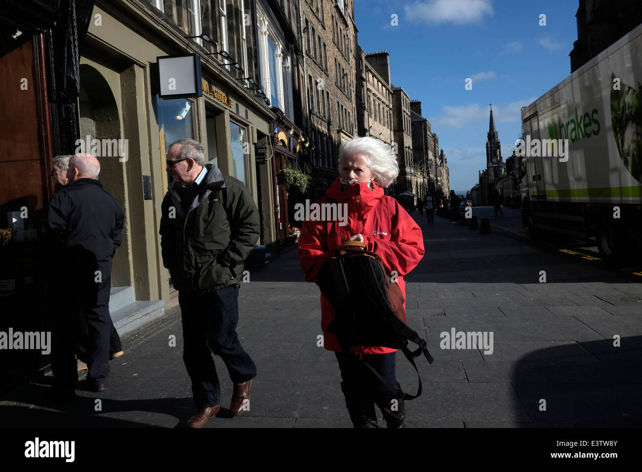 I pedoni a Royal Mile Street, Edimburgo Foto Stock