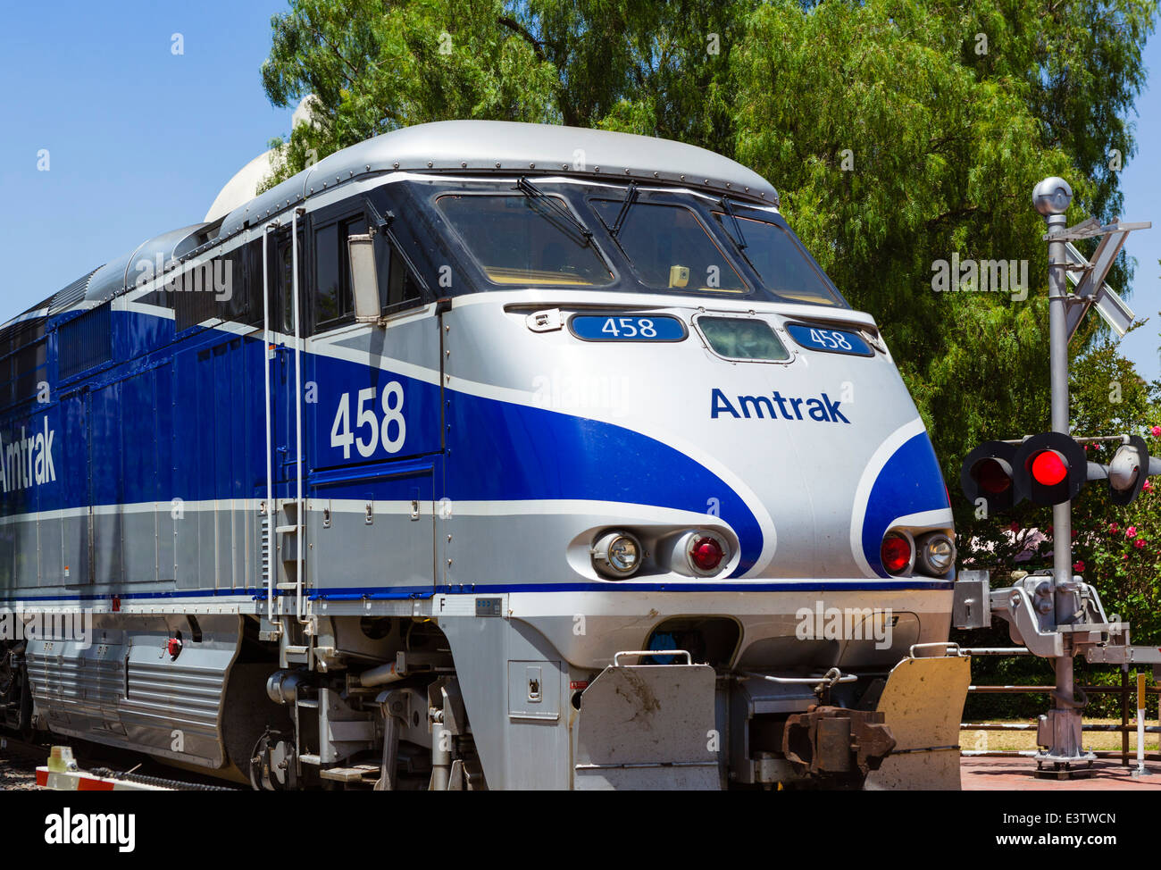 Amtrak Pacific Surfliner treno passando per San Juan Capistrano, Orange County, California, Stati Uniti d'America Foto Stock