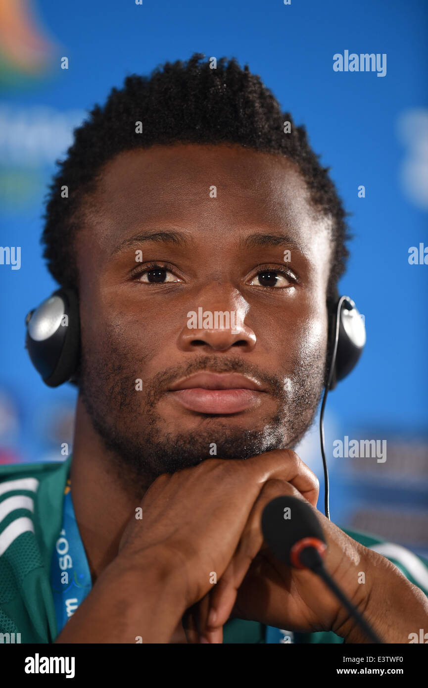 Brasilia, Brasile. Il 29 giugno, 2014. La Nigeria National Soccer team player John Obi Mikel ascolta durante una conferenza stampa a Brasilia, Brasile, 29 giugno 2014. La Nigeria si troverà di fronte la Francia nella Coppa del Mondo FIFA 2014 round di 16 corrispondono a Brasilia, il 30 giugno 2014. Credito: dpa picture alliance/Alamy Live News Foto Stock
