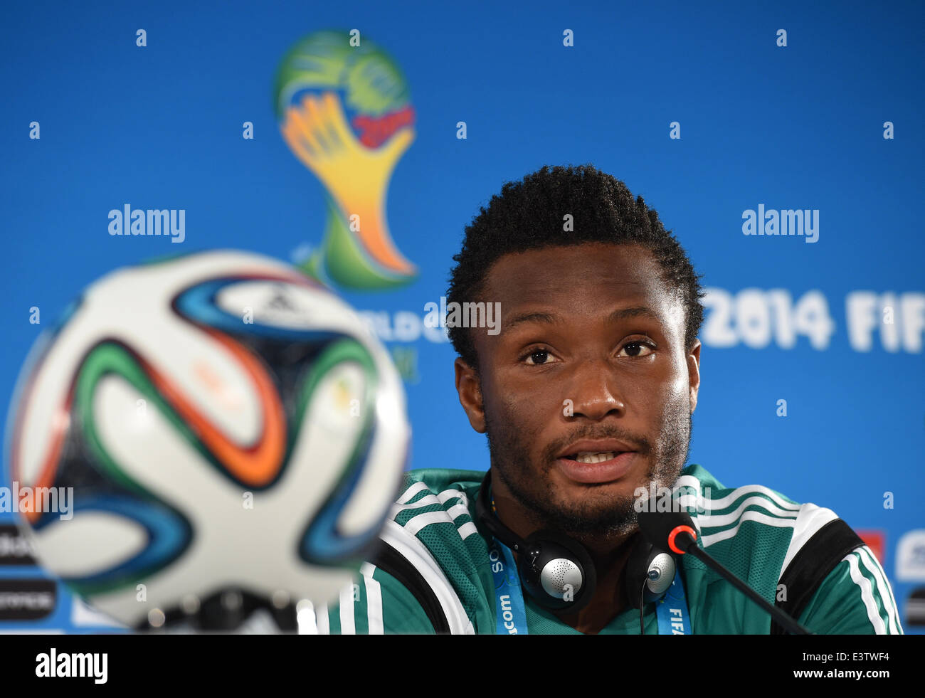 Brasilia, Brasile. Il 29 giugno, 2014. La Nigeria National Soccer team player John Obi Mikel ascolta durante una conferenza stampa presso il 'Mane Garrincha' National Stadium di Brasilia, Brasile, 29 giugno 2014. La Nigeria si troverà di fronte la Francia nella Coppa del Mondo FIFA 2014 round di 16 corrispondono a Brasilia, il 30 giugno 2014. Credito: dpa picture alliance/Alamy Live News Foto Stock