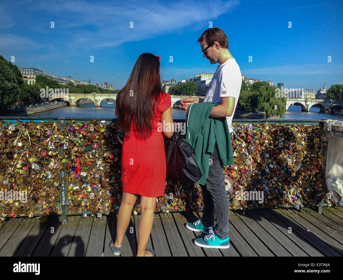 Parigi, Francia, turismo giovane sul Fiume Senna ponte Pont des Arts con amore serrature, Donna in abito rosso, in piedi, posteriore Foto Stock