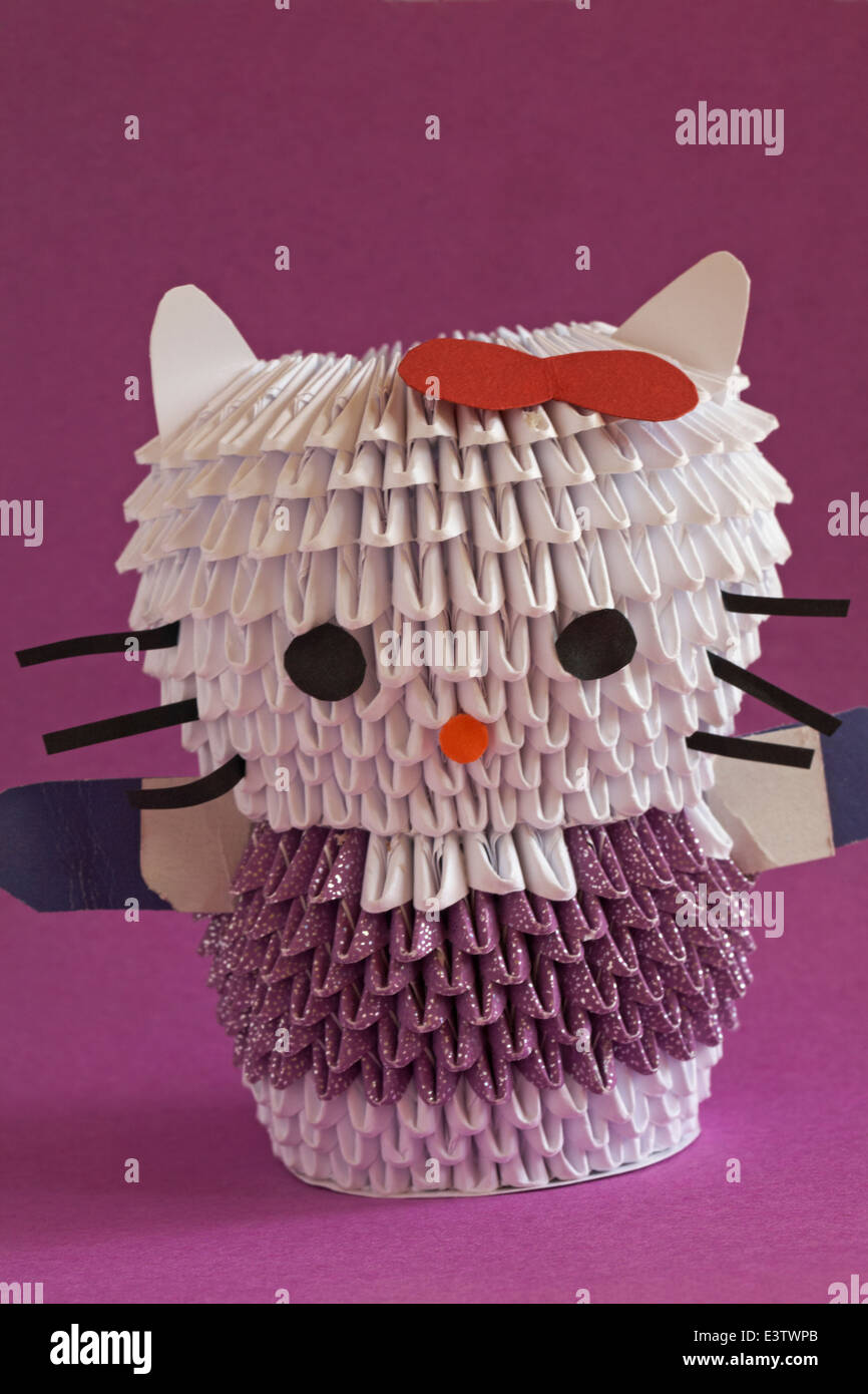 Origami Hello Kitty impostato su sfondo viola Foto Stock