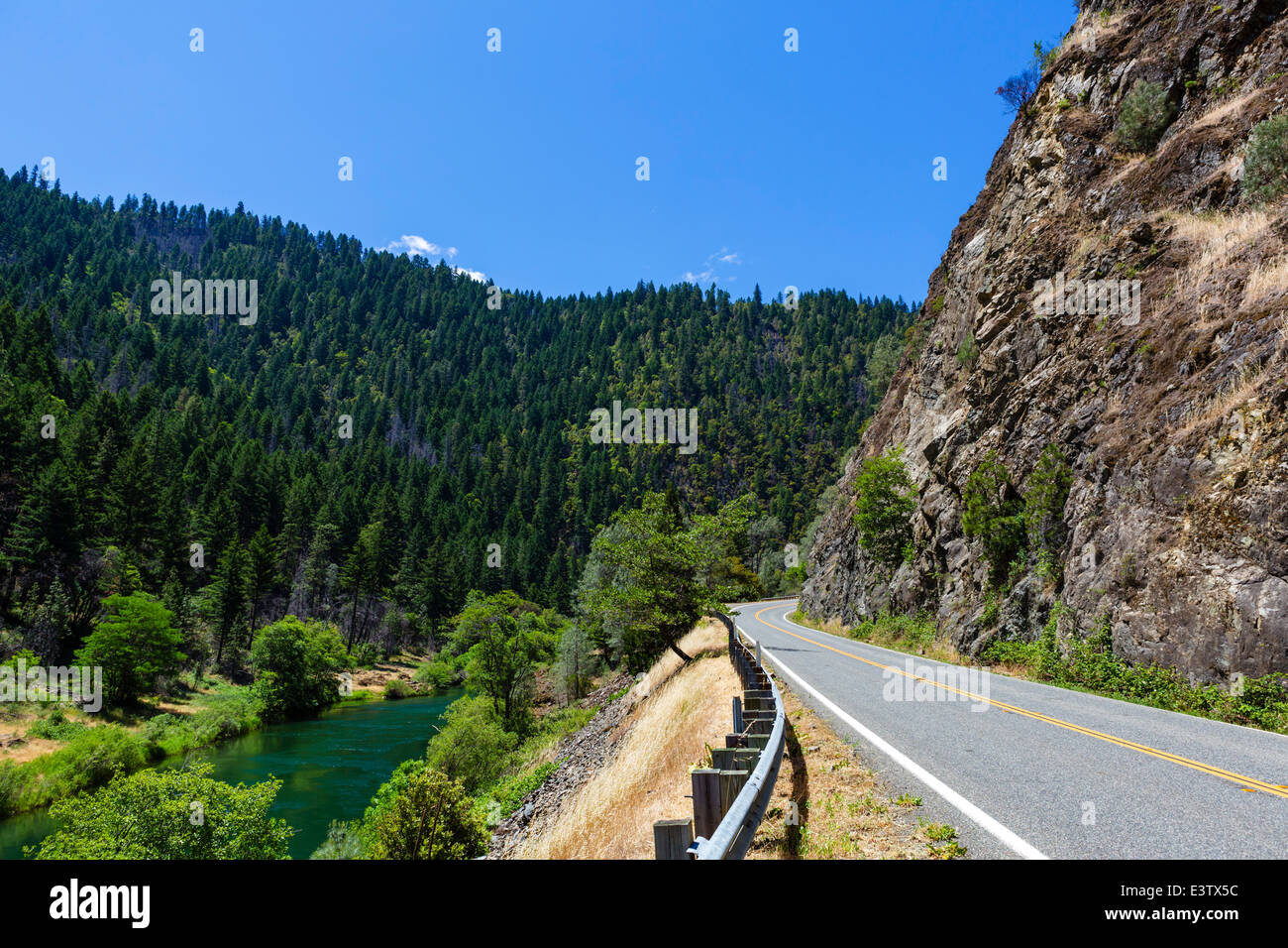 Strada statale 299 al fianco di Trinità nel fiume Shasta-Trinity Foresta Nazionale, Nord della California, Stati Uniti d'America Foto Stock