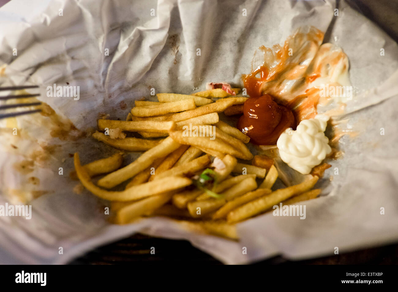Patate ketchup maionese cestello pub bar food Foto Stock