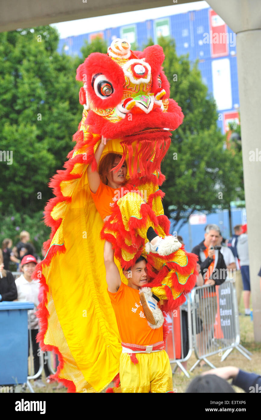 London Regatta Centre e Royal Docks, Londra, Regno Unito. Il 29 giugno 2014. Lion ballerini di intrattenere il pubblico presso la Hong Kong Dragon Boat Festival presso il Royal Docks. Credito: Matteo Chattle/Alamy Live News Foto Stock