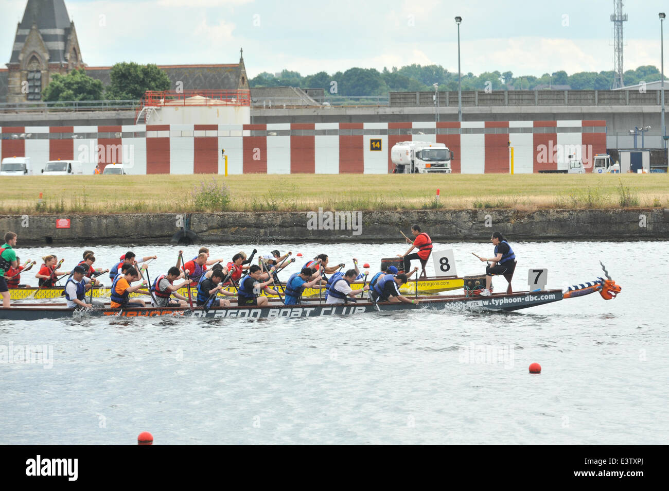 London Regatta Centre e Royal Docks, Londra, Regno Unito. Il 29 giugno 2014. Barche racing al Dragon Boat Festival. Credito: Matteo Chattle/Alamy Live News Foto Stock