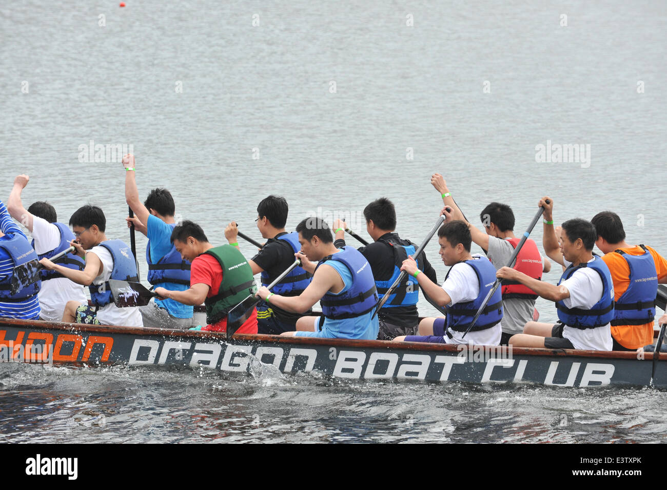 London Regatta Centre e Royal Docks, Londra, Regno Unito. Il 29 giugno 2014. Barche racing al Dragon Boat Festival. Credito: Matteo Chattle/Alamy Live News Foto Stock