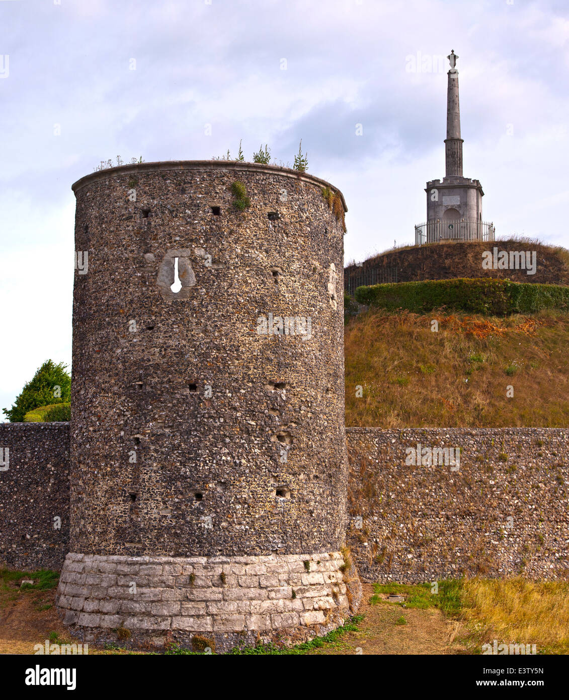 Dane John mound e parete della città Canterbury Foto Stock