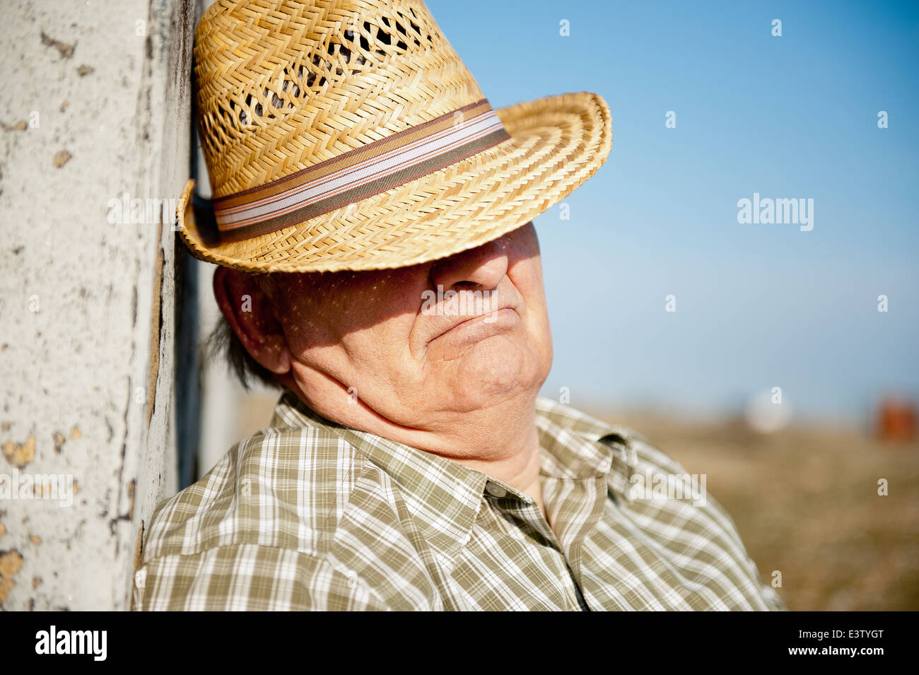 Uomo dorme nel sole, con un cappello di paglia per tenerlo al riparo dal  sole Foto stock - Alamy