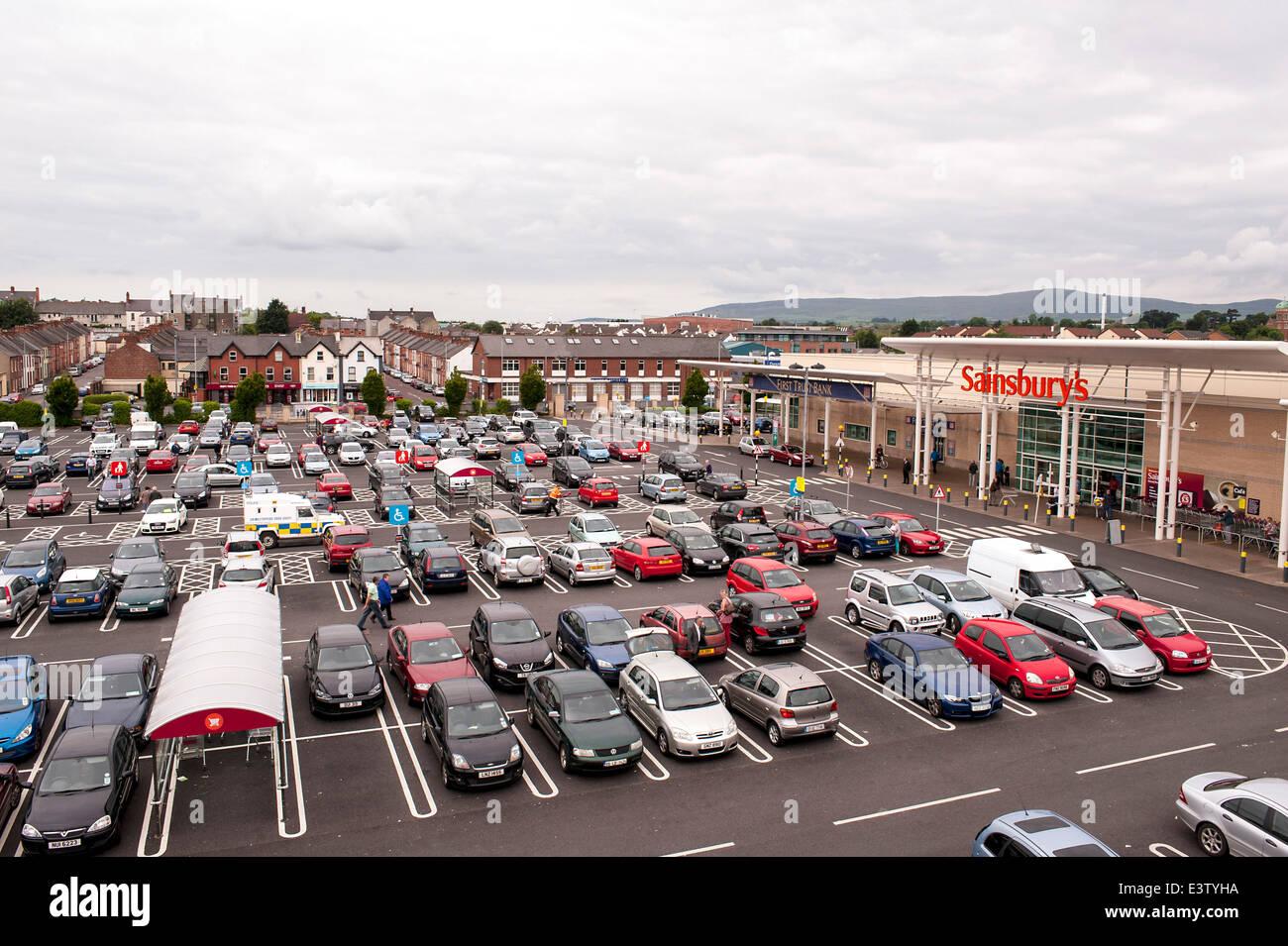 Vista aerea del Sainsbury parcheggio auto a Prato Banca, Stand Road, Derry, Londonderry, Irlanda del Nord. Foto Stock