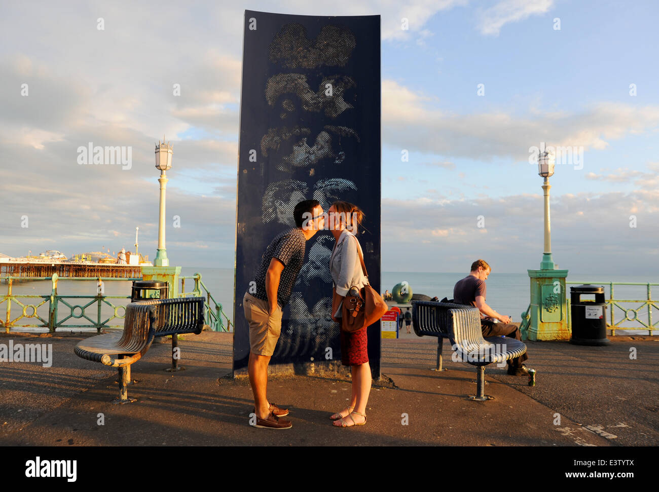 Brighton, Sussex, Regno Unito. Il 29 giugno, 2014. Un paio di rubare un bacio da baciare la statua sul lungomare di Brighton alla fine di un altro giorno caldo sulla costa sud fotografia scattata da Simon Dack/Alamy Live News Foto Stock