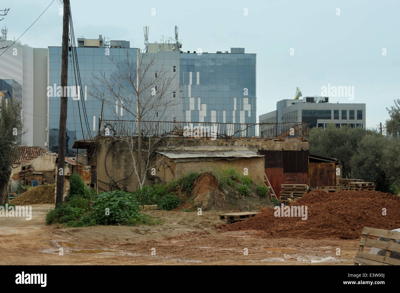 Decaduta a strutture di un quartiere abbandonato il contrasto con alti edifici moderni in background. Foto Stock