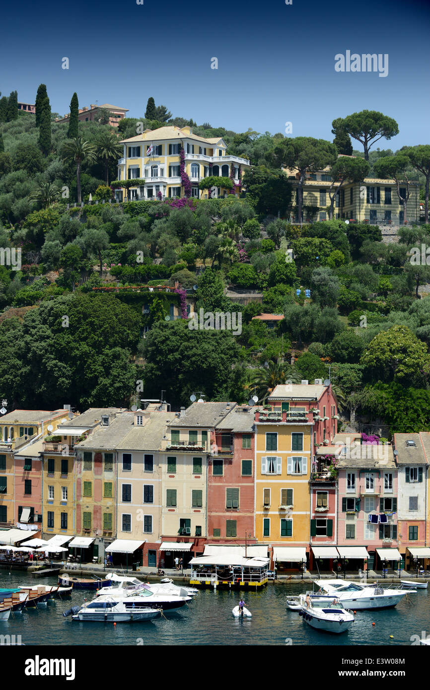 Porto di Portofino e lussuose ville villa Italia Foto Stock