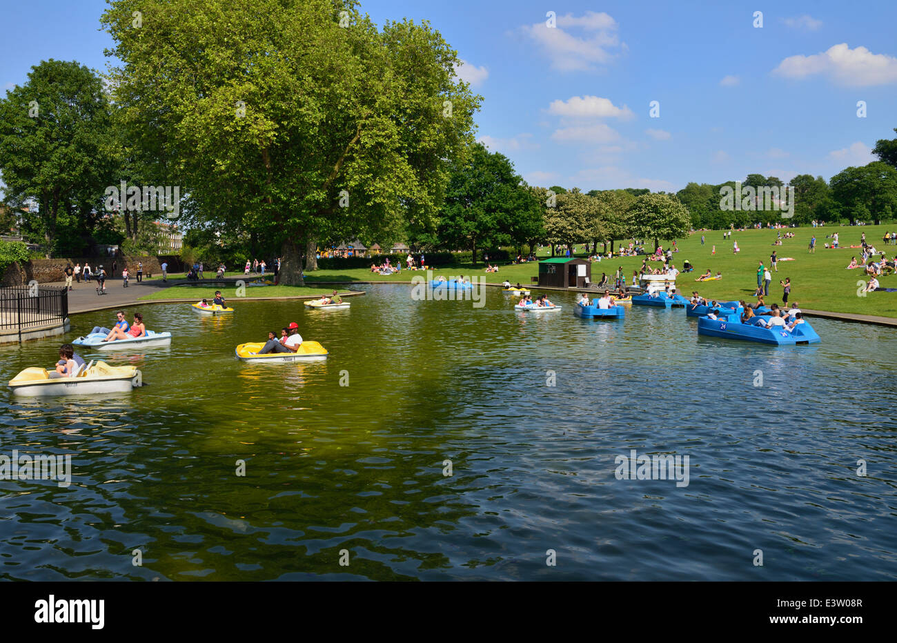 Gite in barca sul lago, il parco di Greenwich, London, Regno Unito Foto Stock