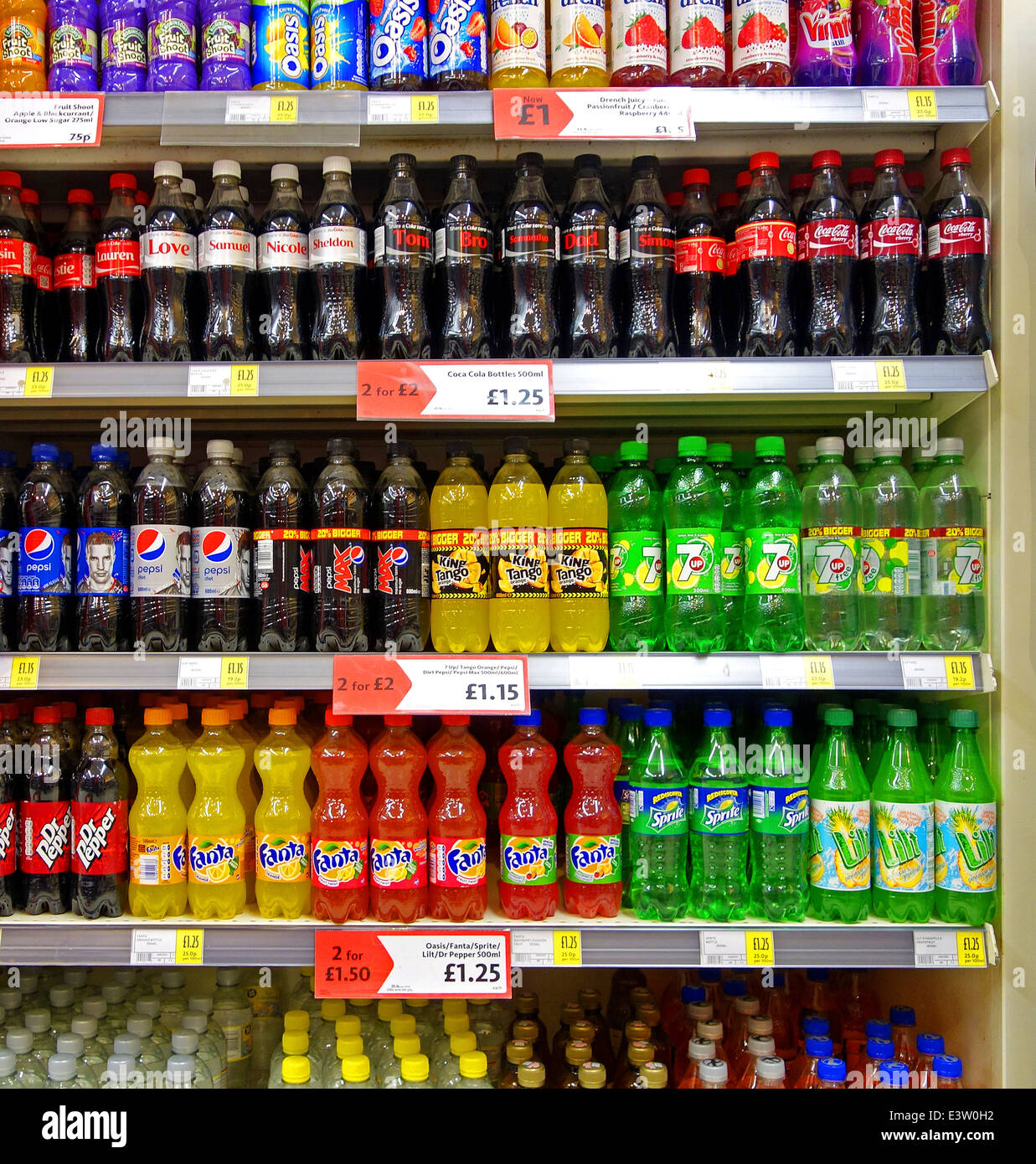 Bottiglie di bevande analcoliche in un supermercato uk Foto Stock