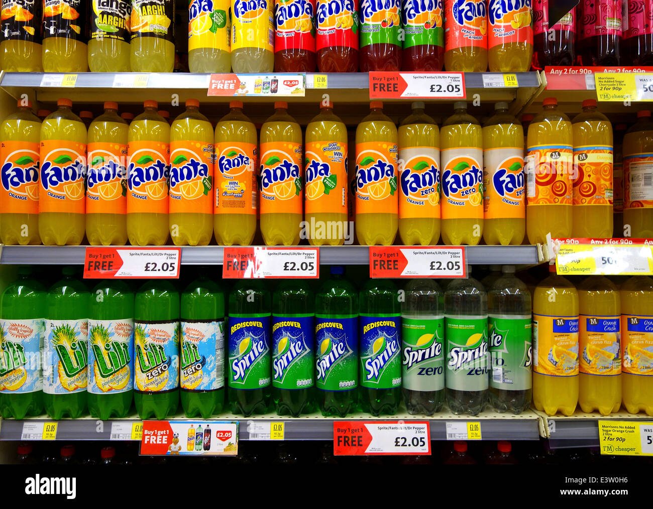 Bottiglie di bevande analcoliche in un supermercato uk Foto Stock