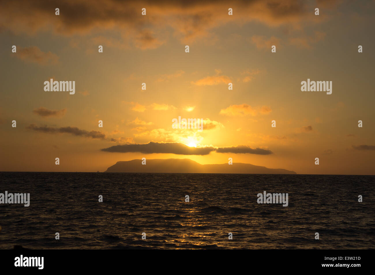 Isola di Levanzo tramonto mare sole giallo crepuscolo vivid nuvoloso nubi scena tranquilla Foto Stock
