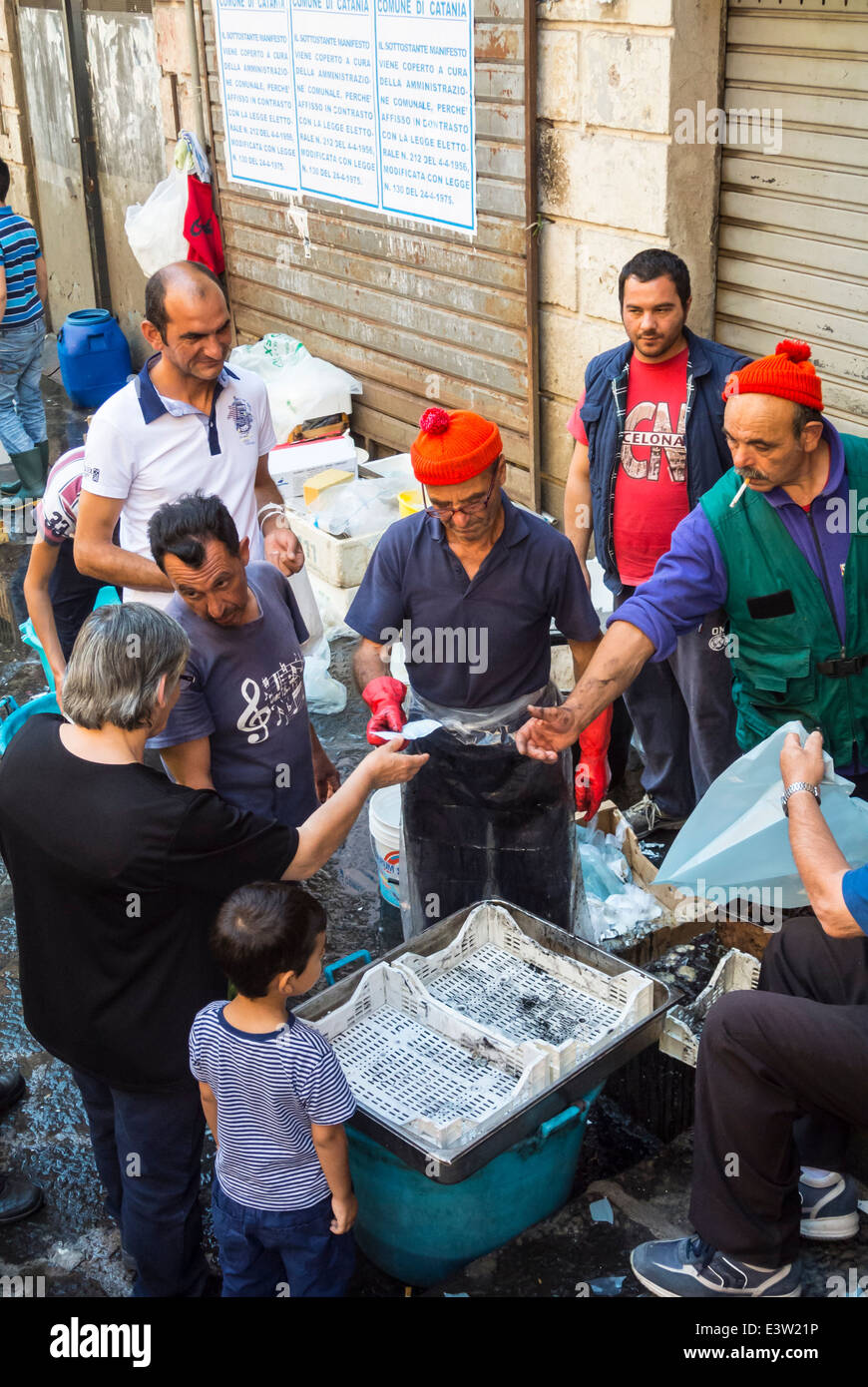 Pescatore al mercato del pesce Catania Sicilia Sud Italia Foto Stock