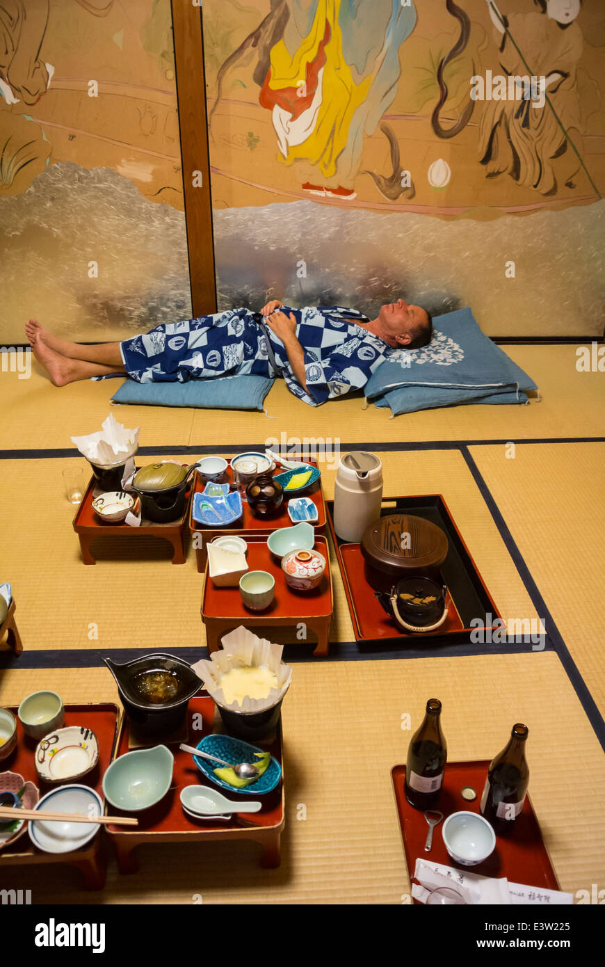 Uomo caucasico che napping a Ryokan, Koyasan, Giappone Foto Stock