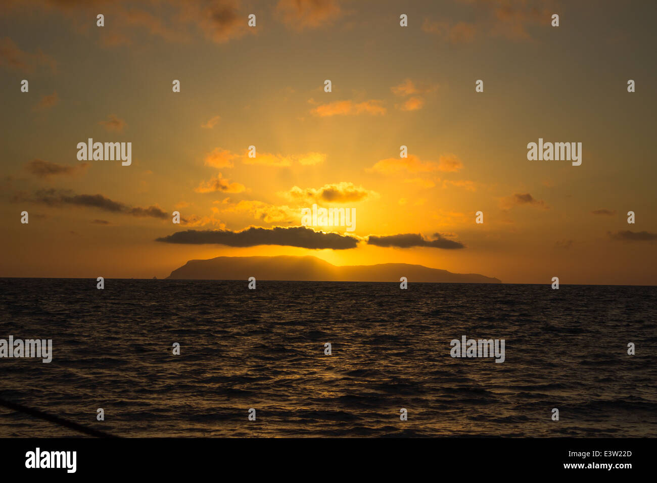 Isola di Levanzo tramonto mare sole giallo crepuscolo vivid nuvoloso nubi Foto Stock