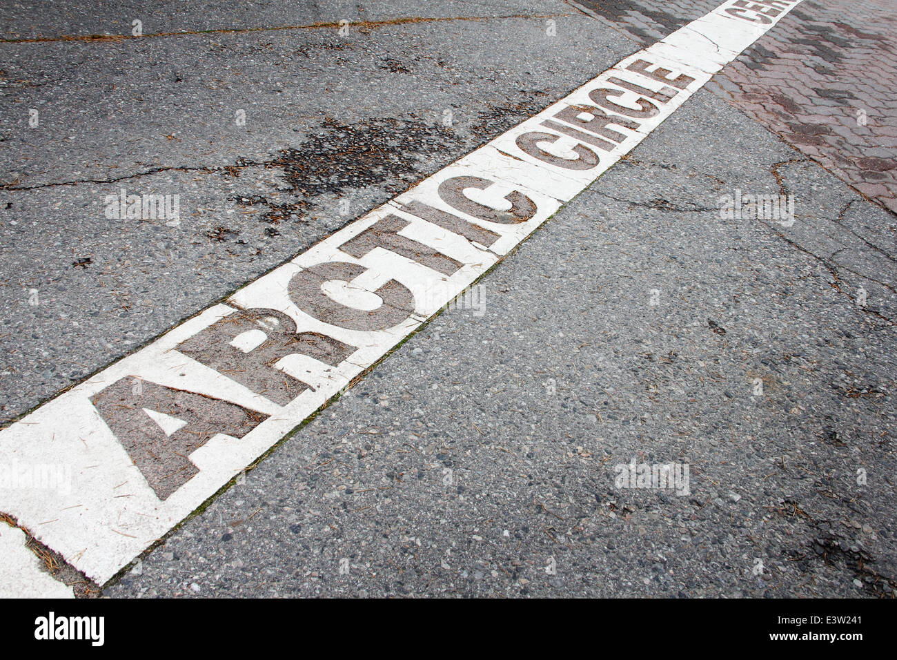 Circolo polare artico mark vicino a Rovaniemi, Finlandia Foto Stock