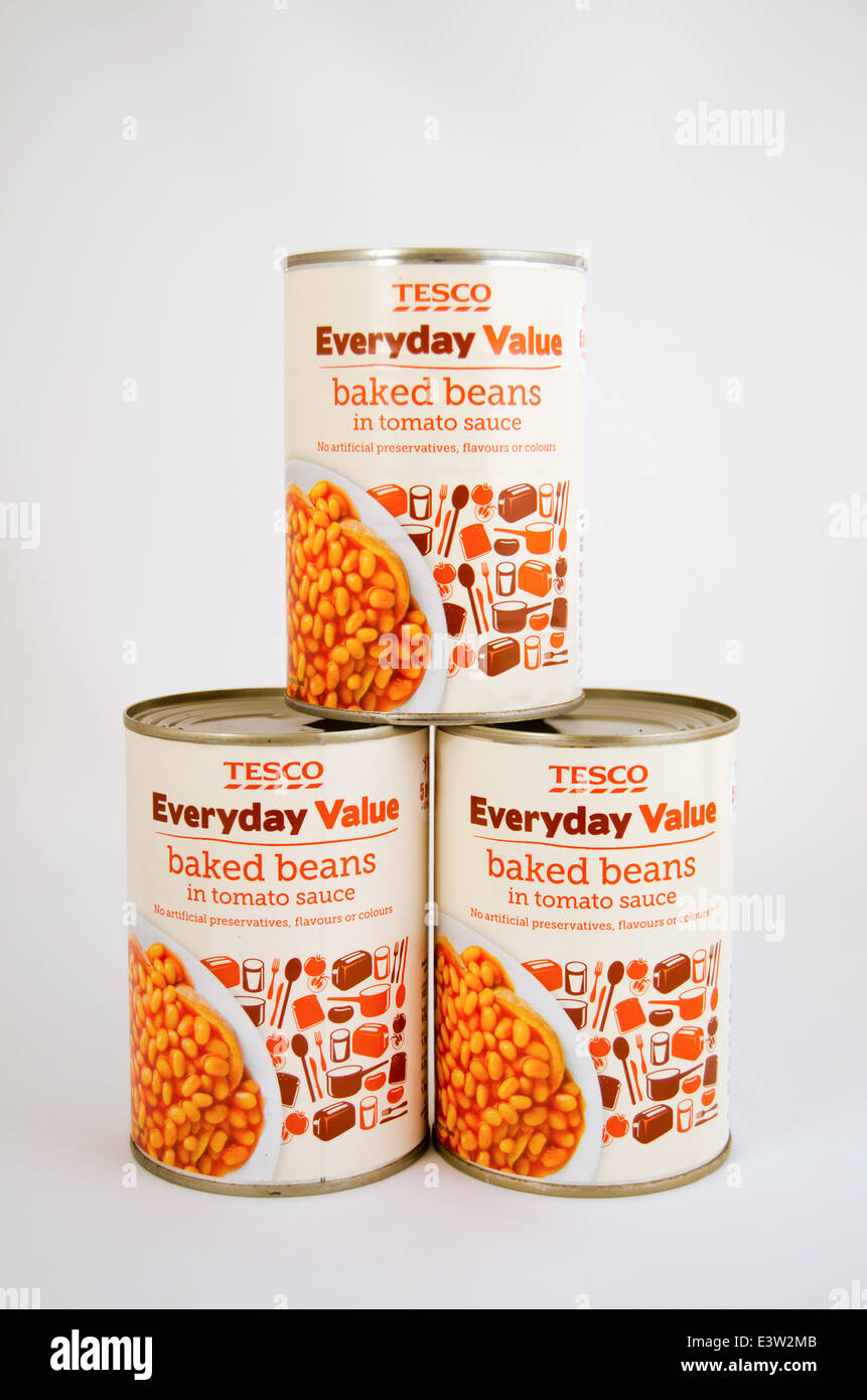 Tre teglie di Tesco valore quotidiano fagioli in salsa di pomodoro Foto Stock