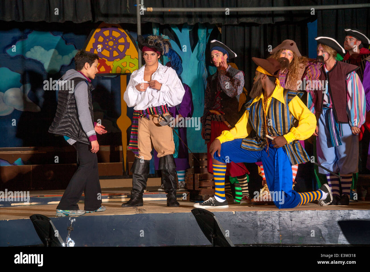 Una scuola di dramma insegnante dirige studente in costume membri del cast durante le prove di Gilbert & Sullivan's 'Pirati di Penzance' a San Clemente, CA. Nota scenario in background. Foto Stock
