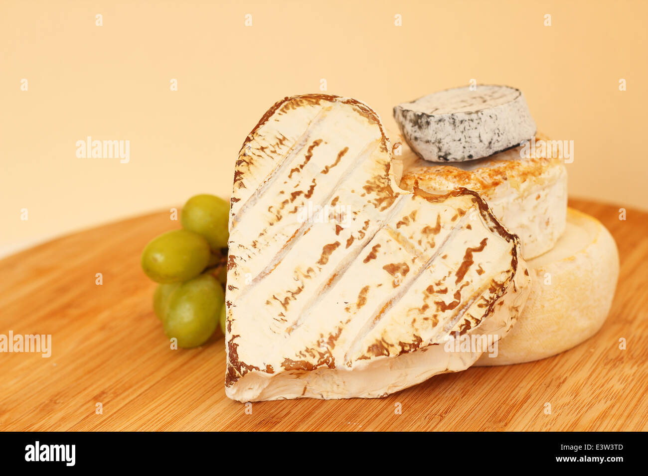 Raccolta di formaggio camembert sul pannello di legno Foto Stock
