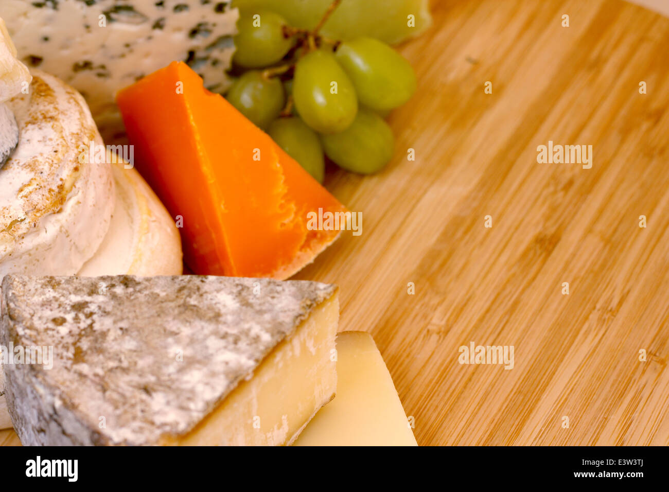 Vari tipi di composizione di formaggio sulla tavola di legno Foto Stock