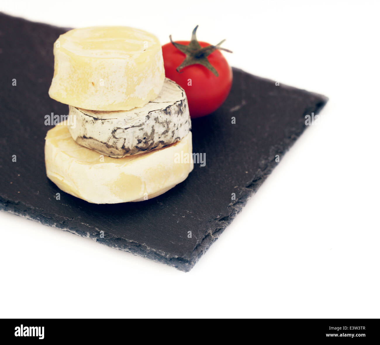 Pila di formaggio camembert e pomodoro sulla lastra di pietra Foto Stock