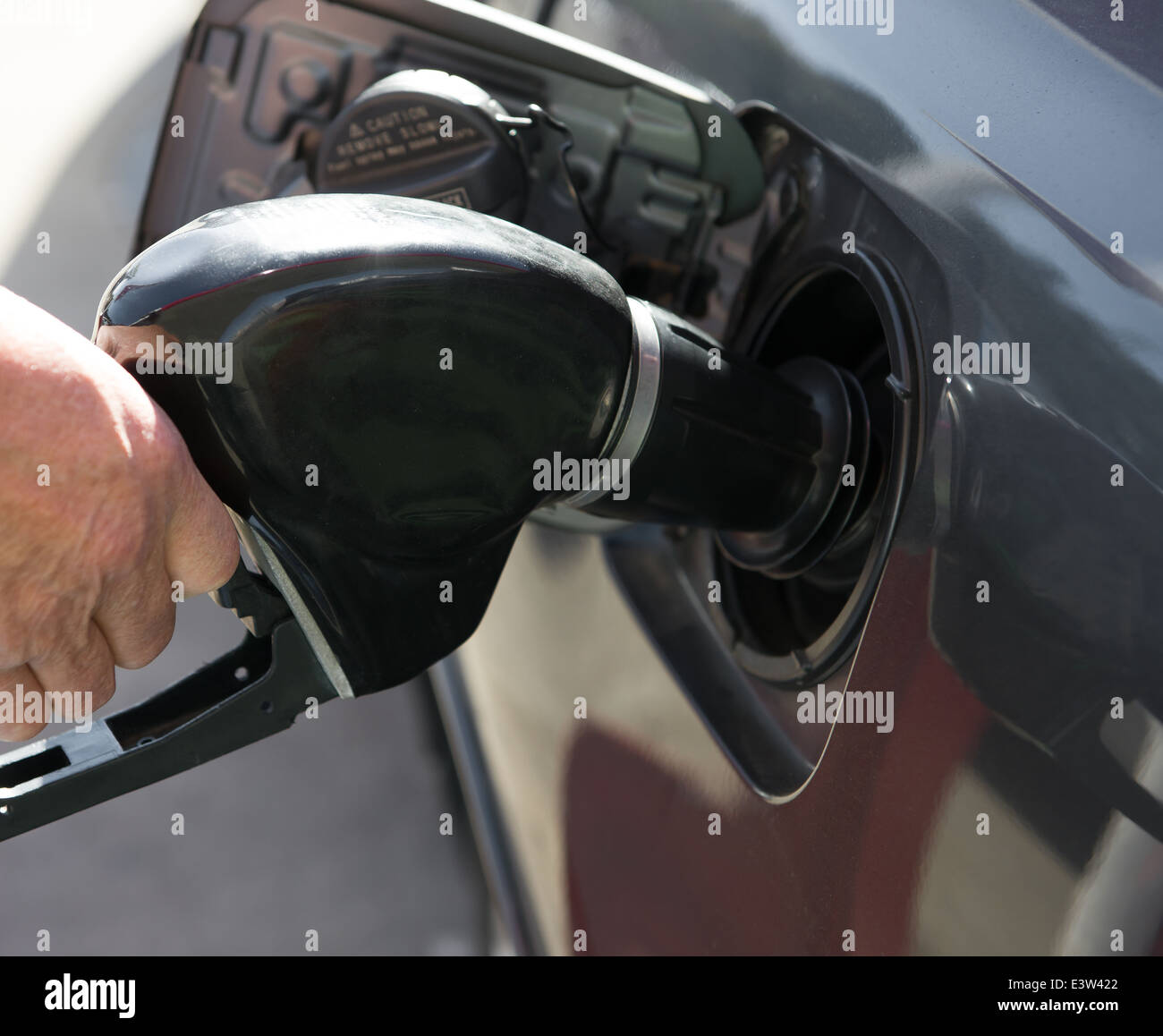 Benzina di riempimento della pompa Foto Stock