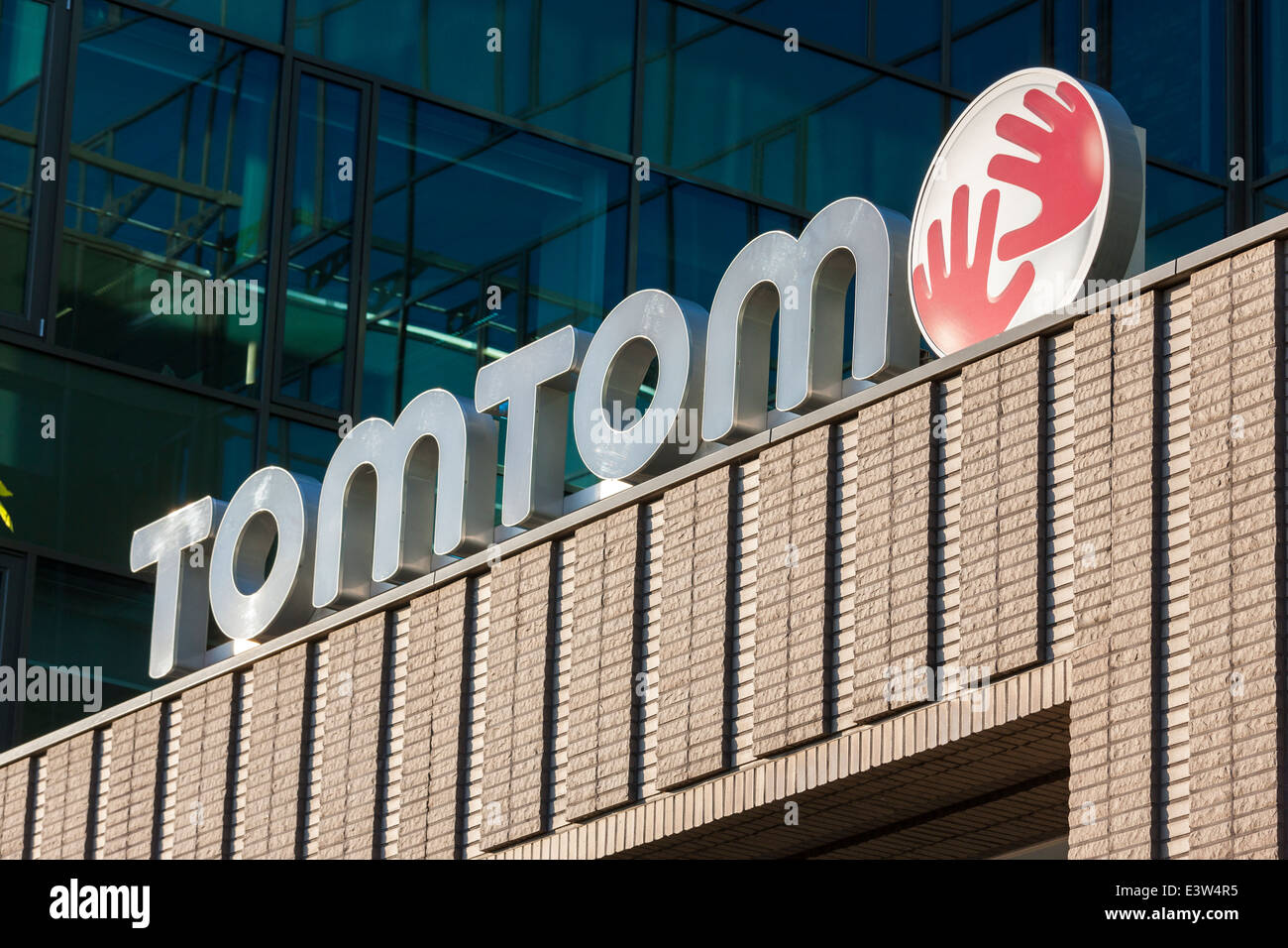 Logo TomTom olandese di sistemi di navigazione automobilistica ingresso produttore di Amsterdam HQ sede sede DRK edificio Foto Stock
