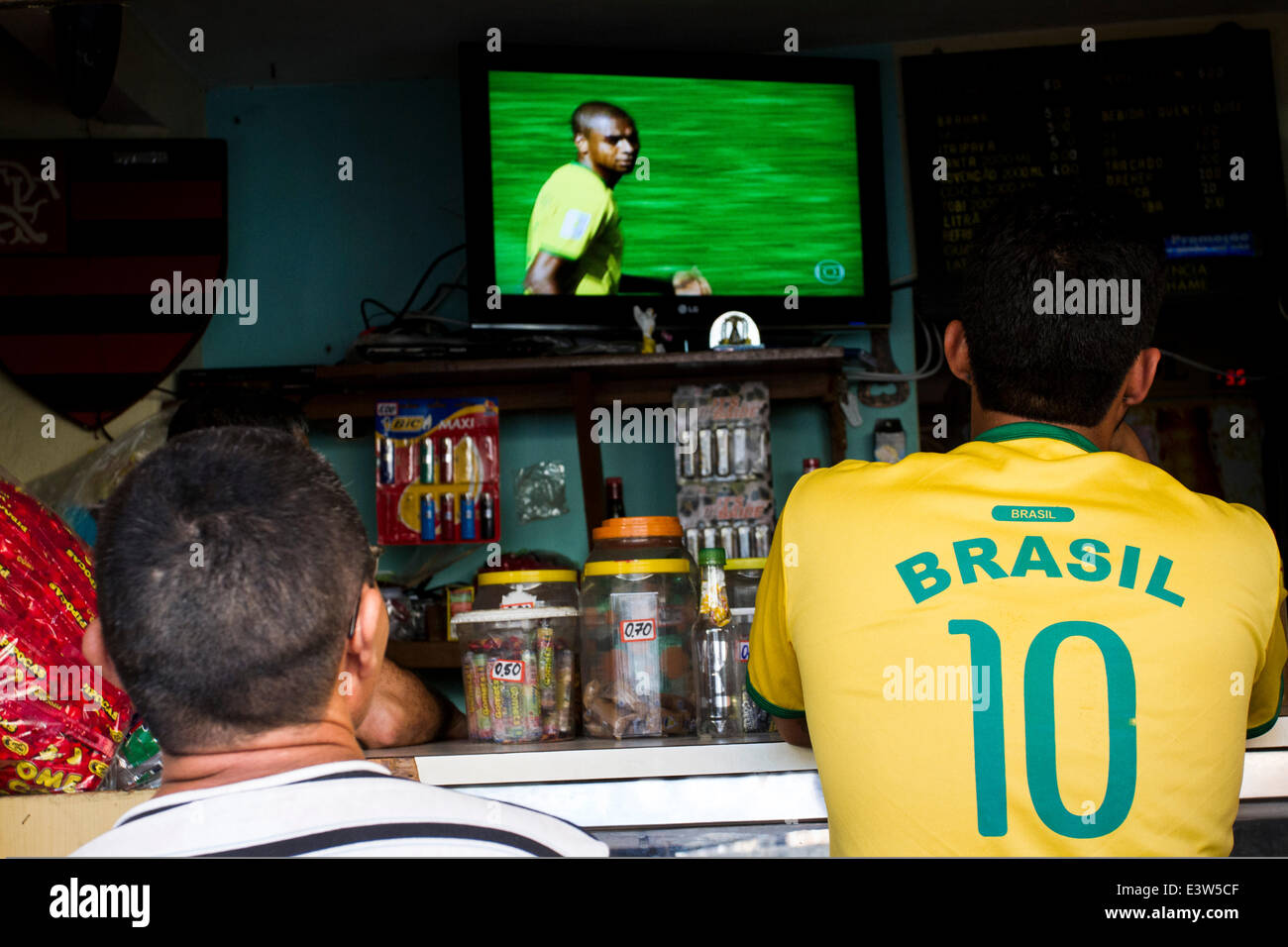 Vidigal, Rio de Janeiro, Brasile. Il 28 giugno 2014. Tifosi Brasiliani guardano il gioco tra la piazza nazionale e il Cile per un posto nei quarti di finale del 2014 FIFA World Cup. © Hal Beral / VWPics/Alamy Live News Foto Stock