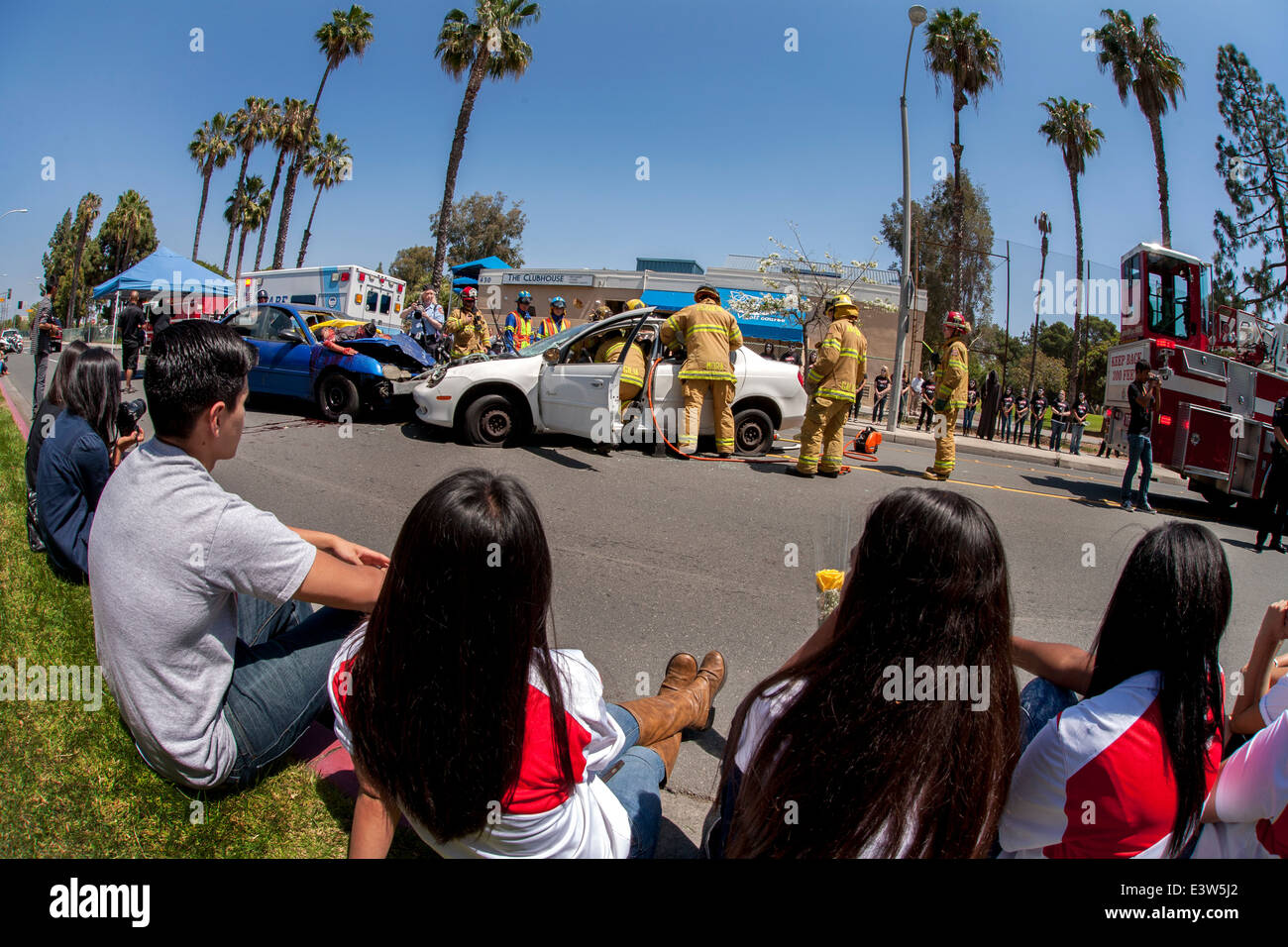 Anaheim, CA, gli studenti di liceo guarda una drammatizzazione di un incidente di traffico per mostrare i pericoli della guida in stato di ebbrezza. Nota vigili del fuoco e ambulanza. Foto Stock