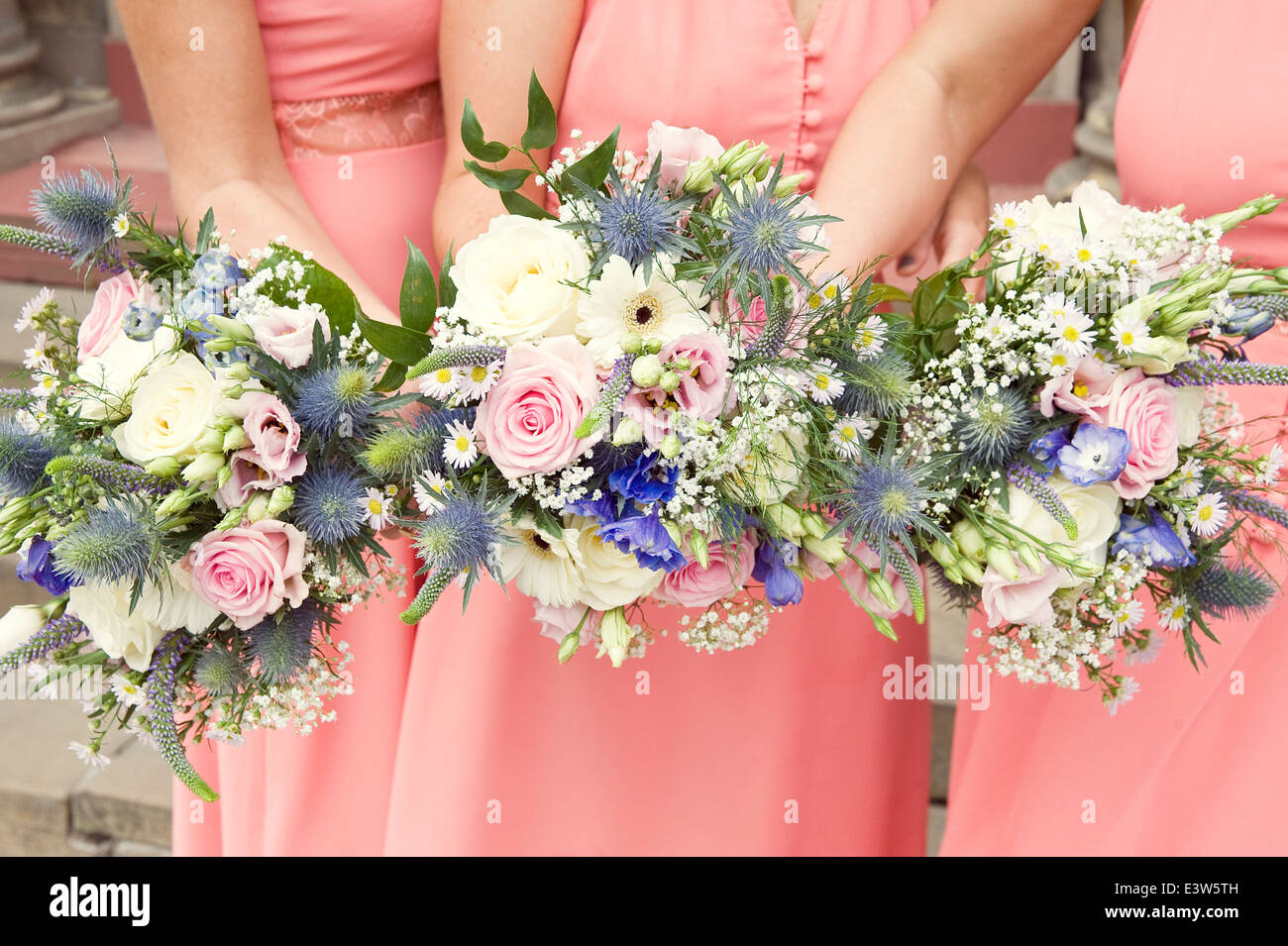 Bridesmaids tenendo il loro bouquet Foto Stock