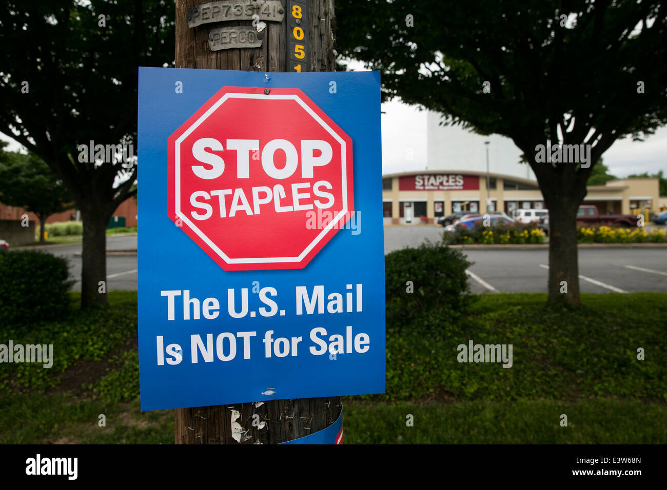 Un segno la protesta della apertura del contratto United States Post office rami all'interno di punti metallici i negozi retail in argento, Maryland. Foto Stock