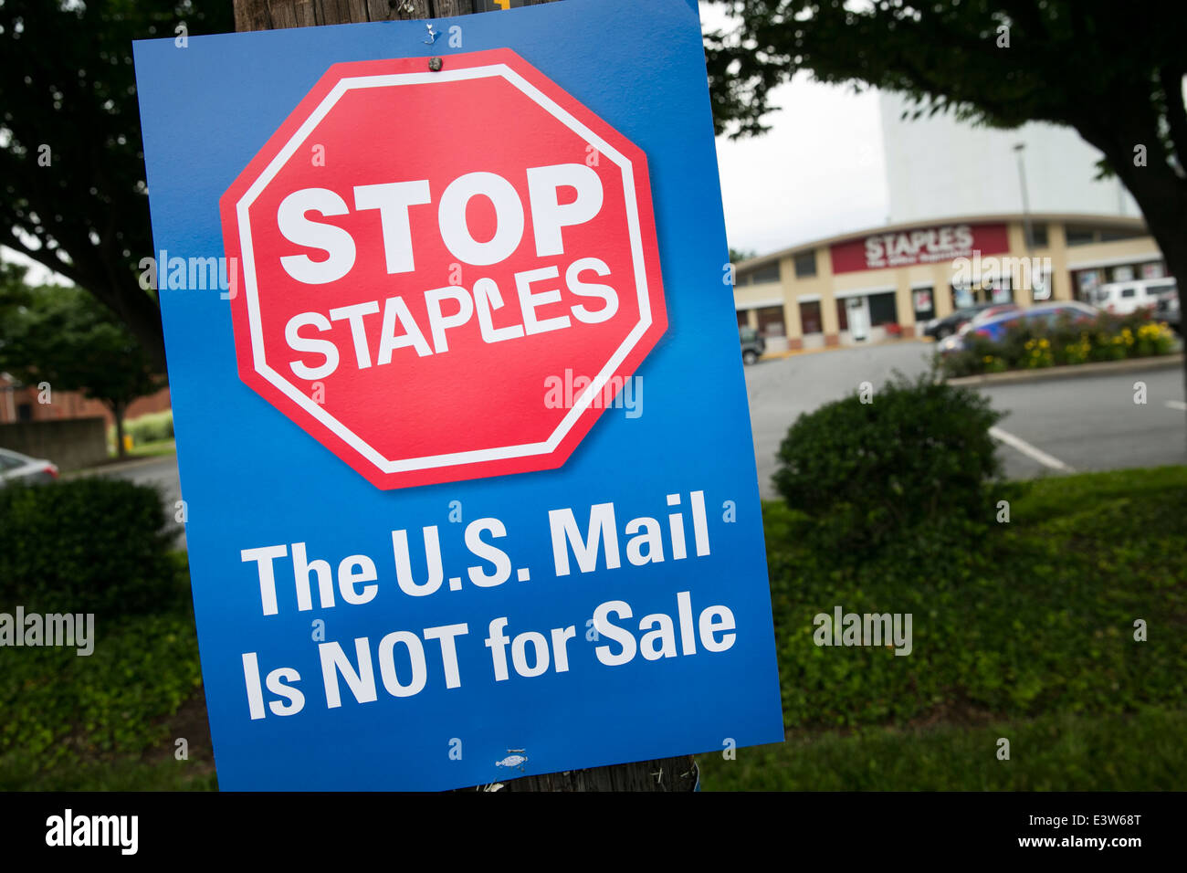 Un segno la protesta della apertura del contratto United States Post office rami all'interno di punti metallici i negozi retail in argento, Maryland. Foto Stock