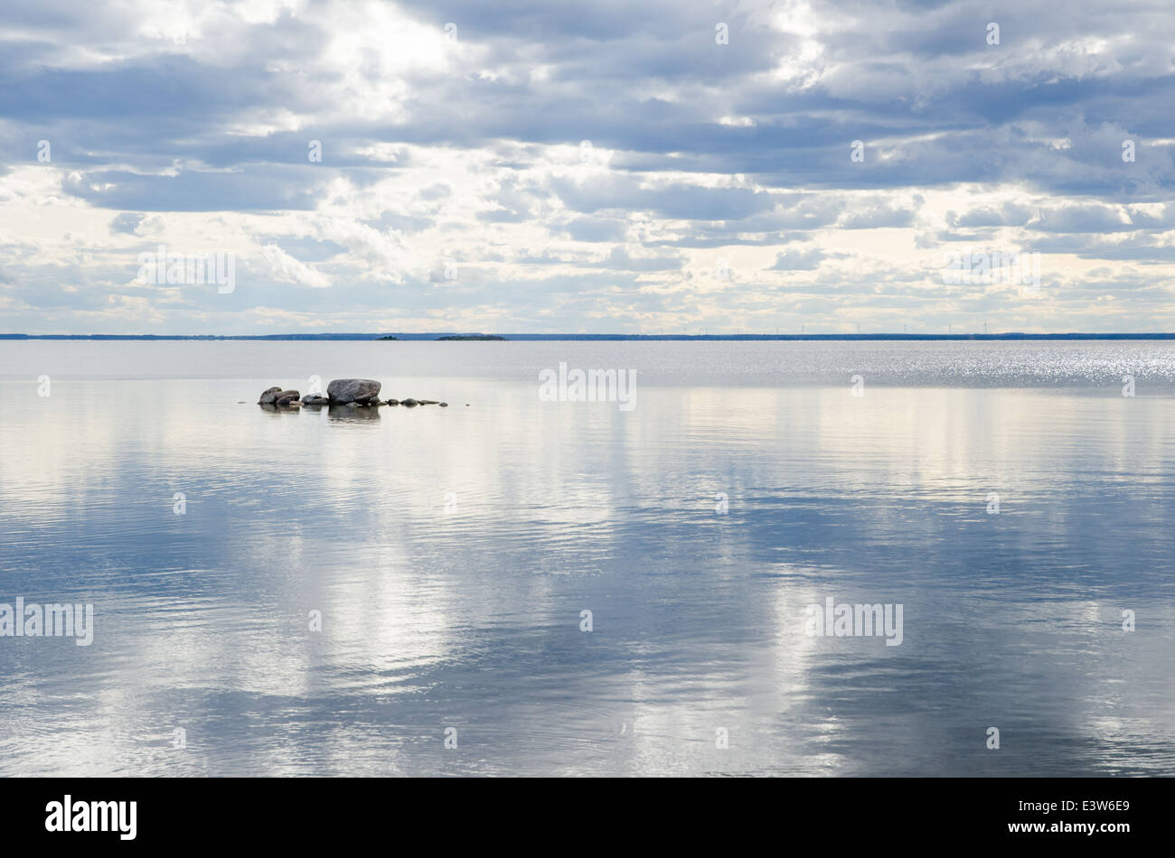 Rocce nel lago con mirroring nuvole in acqua all'isola svedese Oland nel Mar Baltico Foto Stock