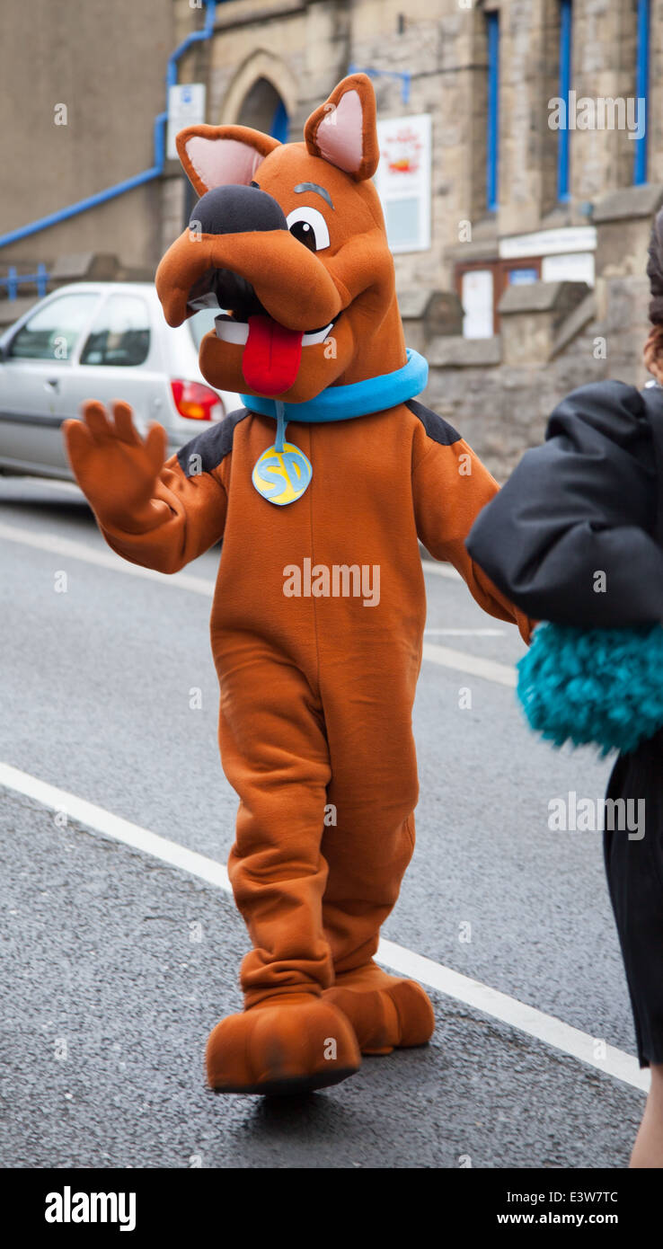 Una piccola persona vestita in un Scooby Doo costume camminare per strada  come parte di una sfilata in Denbigh Storico Carnevale Foto stock - Alamy