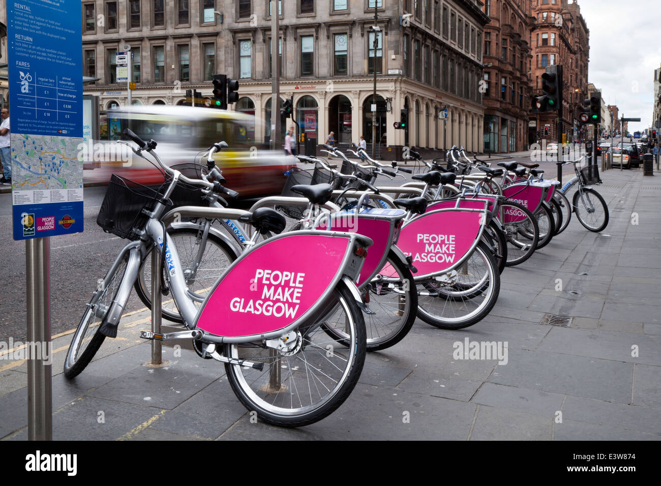 Biciclette verdi da trasporto con 'People Make Glasgow' marchio o slogan a noleggio biciclette, Glasgow, Scozia, Regno Unito Foto Stock