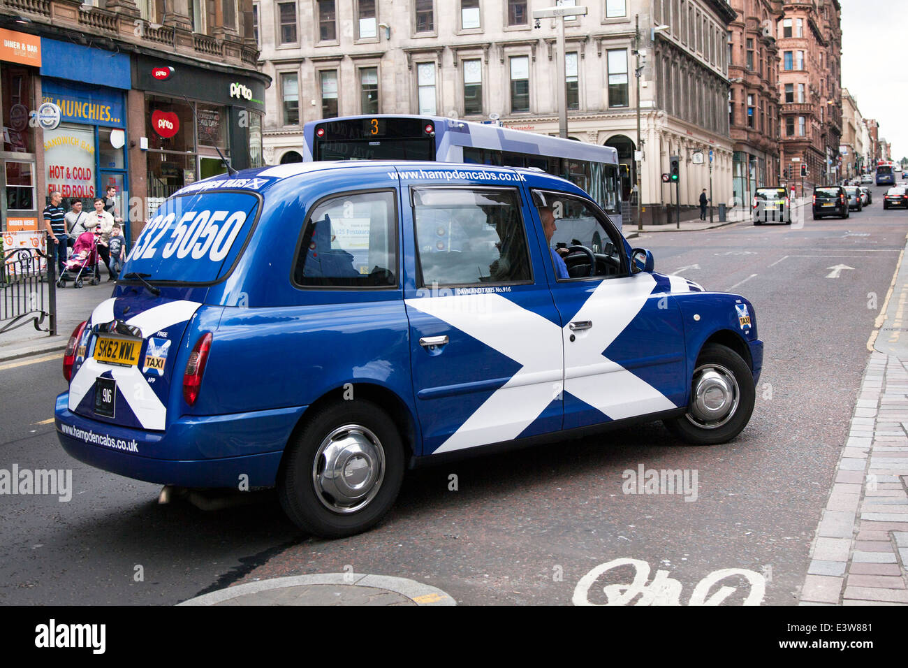 Blue & Taxi bianco in Glasgow con la livrea della Scottish bandiera nazionale. Una si intraversa o Saint Andrew's Cross, una croce bianca su sfondo blu. Foto Stock