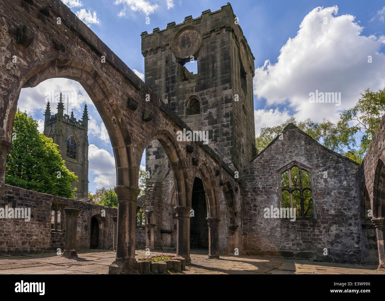 Villaggio Heptonstall Calderdale. West Yorkshire. Il nord ovest dell'Inghilterra. San Tommaso Becket una chiesa in rovina la chiesa più tardi dietro. Foto Stock