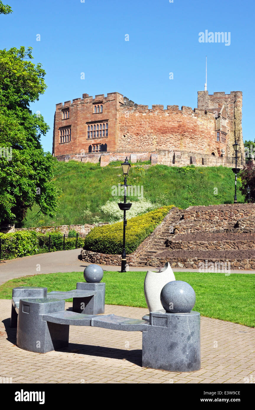 Vista del castello normanno visto dai giardini del castello con il reggimento mercian monumento in primo piano, il Tamworth, Regno Unito. Foto Stock