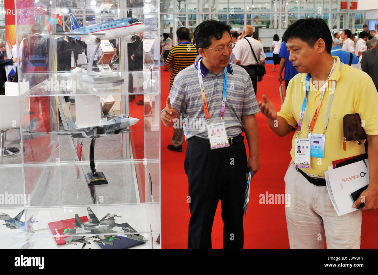 (140630) -- HARBIN, Giugno 30, 2014 (Xinhua) -- i visitatori di discutere di fronte a modelli di aeromobili durante China-Russia Expo (CR Expo) di Harbin, capitale del nord-est della Cina di Provincia di Heilongjiang, 30 giugno 2014. L'expo, che è iniziato il 30 giugno e durerà fino al 4 luglio. (Xinhua/Wang Jianwei) (lfj) Foto Stock