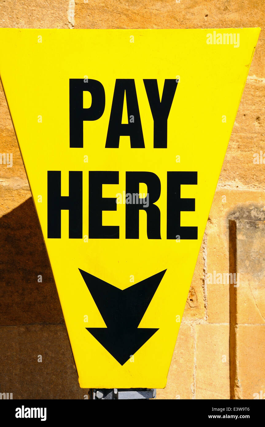 Giallo pagare qui segno, Chipping Campden, Gloucestershire, Inghilterra, Regno Unito, Europa occidentale. Foto Stock